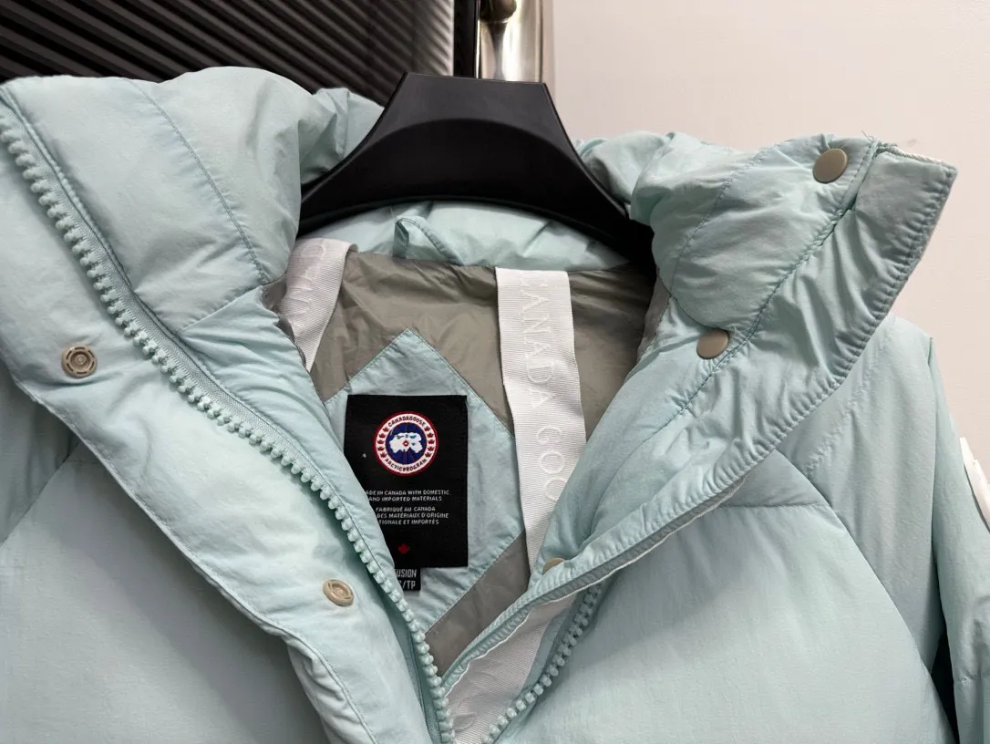 P780 【𝗖𝗔𝗡𝗔𝗗𝗔 𝗚𝗢𝗢𝗦𝗘】Capsule Series Macaron White Label Fabric: Made of soft EnduraLuxe fabric imported from DuPont, CORDURA, USA, which enhances the durability of easy-to-wear parts, is lightweight and durable; the liner is made of 400T anti-velvet gallbladder, which is comfortable, soft and non-velvet. : Equipped with a detachable hood, which can be adjusted in two directions, and is also filled with down, which brings greater softness and wrapping around the head and neck, and is full of warmth. This parka features white trim on the back and sides, and the hardware locks are all original and custom-made to match the muted fabric color. Goose label: The official website’s new series of silicone material labels, non-embroidery labels. Length: Fit hip-length. Size: XS-L